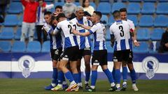 César Moreno, en el centro de la imagen (rubio) celebra un gol con el Hércules.