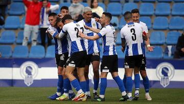 César Moreno, en el centro de la imagen (rubio) celebra un gol con el Hércules.