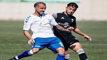 David González, del Tamaraceite, se dispone a chutar ante Carlos Cordero.