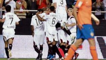 <b>NOCHE REDONDA. </b>El Sevilla de Manolo Jiménez se dio la primera alegría. Tres goles al Valencia, que festejaron como una piña.