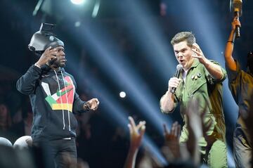 Kevin Hart y Adam DeVine, durante la ceremonia de presentación.