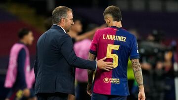 Hansi Flick, con Iñigo Martínez