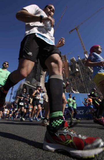 Un grupo de corredores pasan ante la Sagrada Familia durante la trigésimo cuarta edición del Maratón de Barcelona, en la que participan 17.830 atletas de 87 países, lo que la sitúa entre las cinco 'grandes' de Europa.