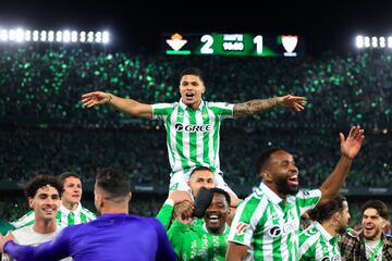 Los jugadores y aficionados del Betis, celebran la victoria ante el Sevilla tras finalizar el partido en el estadio Benito Villamar¨ªn.