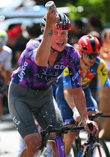 Kelland O'Brien de Australia y el equipo Jayco AlUla se refresca durante La Vuelta - 80.ª Vuelta a España 2025.