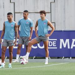 Reinildo, titular y Le Normand jugó como central zurdo