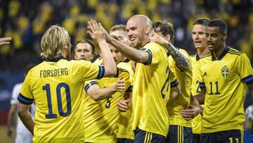 Los jugadores de Suecia festejan un tanto.