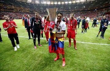 El 27 de mayo de 2015 final de la Copa de la Europa League disputada en Varsovia, Polonia. El Sevilla ganó 2-3. Carlos Bacca feliz con el trofeo.
