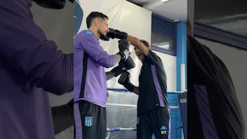 Arias se enfrenta a su DT Costas de una forma nunca vista... ¡arriba del ring!