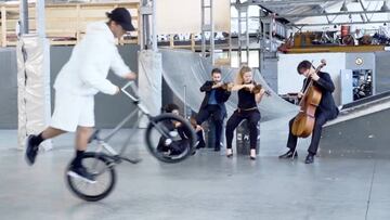 Viki Gómez practicando BMX Flatland ante la WDR Funkhausorchester.