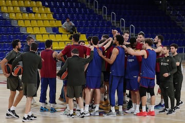 El base español Ricky Rubio (tercero por la izquierda) participa en una sesión de entrenamiento con los jugadores del FC Barcelona, en Barcelona el 30 de enero de 2023. 