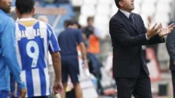 <b>IRÓNICO.</b> Miguel Ángel Lotina, entrenador del Deportivo, se mostró irónico al aludir al incidente que le costó la expulsión el pasado fin de semana a Omar Bravo, y manifestó que el que no quiera recibir golpes, que se dedique al parchís".
