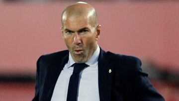 GRAFCVA8683. PALMA, 19/10/2019.- El entrenador del Real Madrid, Zinedine Zidane, reacciona durante el partido de la 9ª jornada de LaLiga Santander que les enfrenta esta noche al Mallorca en el estadio Son Moix. EFE/Juan Carlos Cárdenas