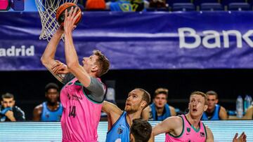 GRAF6499. MADRID, 08/11/2020.- El jugador del FC Barcelona Pustovyi (i) entra a canasta entre Brown (2-i) y Gentile (2-d), ambos de Movistar Estudiantes, durante el partido de la Liga ACB de baloncesto que disputan este domingo en el WiZink Center, en Madrid. EFE/JuanJo Martín EFE/JuanJo Martín