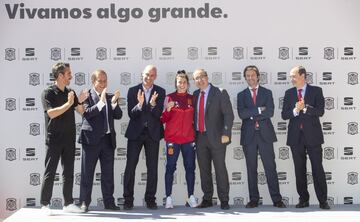 Las jugadoras de la Selección posan con sus nuevos coches