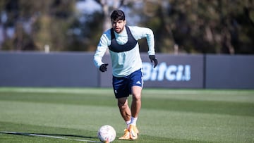 El central mexicano N&eacute;stor Ara&uacute;jo conduce el bal&oacute;n durante un entrenamiento del Celta.