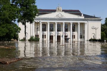 La destrucción del dique ha provocado la evacuación de civiles en Jersón y otras poblaciones por el riesgo de inundaciones. Miles de personas a ambos lados del río se verán afectadas por el derrumbe de la presa.