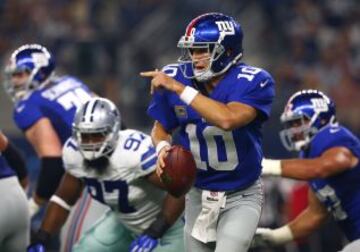Cuando Cowboys y Giants se enfrentan todo es posible. Que rara vez se puede presenciar un partido tan horrible y pas¨¢rselo tan bien. En la pista uno, los Cowboys jug¨¢ndose tres intentos de pase en la goal line contraria. En la pista dos, Eli Manning, con cara de lelo, perpetrando un pase imposible para regalar la victoria a sus rivales. En la pista tres, Jennings diciendo que no entr¨® en la end zone porque desde la banda se lo prohibieron. En la pista cuatro, Tom Coughlin perdiendo con una prevent como ha hecho ya miles de veces, tropezando con una piedra en el camino que ya est¨¢ hasta desgastada¡ Y a todo esto, Dez Bryant celebr¨¢ndolo todo con la pata chula desde la banda.