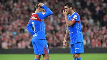 Griezmann y Koke hablan en el encuentro ante el Athletic.