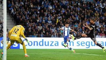 Porto&#039;s Mexican forward Jesus Corona (C) kicks the ball past Vitoria&#039;s goalkeeper Nuno Varela (L) to score the opening goal during the Portuguese league football match FC Porto vs Vitoria Setubal FC at the Dragao stadium in Porto on March 19, 2017. / AFP PHOTO / FRANCISCO LEONG