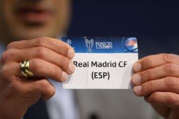 El embajador de la final en Lisboa, el ex internacional portugués Luis Figo sostiene la tarjeta con el nombre del club de fútbol español Real Madrid durante el sorteo de los cuartos de final de la Liga de Campeones de la UEFA en la sede de la UEFA en Nyon.