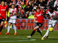 MADRID, 24/01/2026.- El centrocampista del Rayo Vallecano Pathé Ciss (d), en acción ante Víctor Muñoz, del Osasuna, durante el partido de Liga entre el Rayo Vallecano y Osasuna que se disputa este sábado en el estadio de Vallecas. EFE/Mariscal