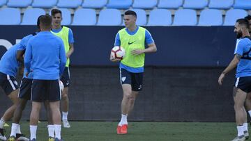 Harper, con el bal&oacute;n, en un entrenamiento del M&aacute;laga.