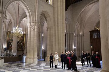 El presidente francés, Emmanuel Macron (tercero desde la izquierda), y su esposa, Brigitte Macron (segunda desde la izquierda), visitan la restaurada catedral de Notre Dame.