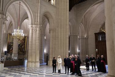 El presidente francés, Emmanuel Macron (tercero desde la izquierda), y su esposa, Brigitte Macron (segunda desde la izquierda), visitan la restaurada catedral de Notre Dame.