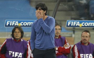 Joachim Löw, seleccionador alemán, no pudo comparecer ante los medios el día antes de disputar la final de consolación debido a un fuerte proceso gripal que le causó una aguda afonía. También afectó a varios jugadores como el capitán Lahm y Podolski. También Klose era duda: el delantero de origen polaco llevaba sufriendo dolores en la espalda desde hacía varios días… 