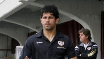 <b>SERIO. </b>Diego Costa, a la salida del estadio de Vallecas.