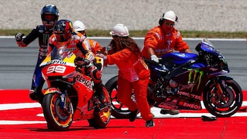 GRAFCAT891. MONTMEL&Oacute; (BARCELONA), 16/06/2019.- Los pilotos espa&ntilde;oles de MotoGP, Maverick Vi&ntilde;ales del equipo Monster Energy Yamaha (i), y Jorge Lorenzo del Repsol Honda (d) tras verse afectados en una ca&iacute;da m&uacute;ltiple, durante la carrera del Gran Premio de Catalu&ntilde;a de Motociclismo que se ha disputado este domingo en el Circuito de Barcelona-Catalu&ntilde;a. EFE/ Enric Fontcuberta