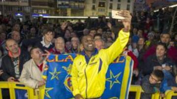 El futbolista costarricense Joel Campbell se fotografía con aficionados del Villarreal durante su presentación