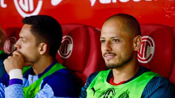 MEX7426. TOLUCA (MÉXICO), 11/05/2024.- Javier Hernández (d) del Guadalajara en la banca de suplentes este sábado, durante un juego de vuelta de los cuartos de final de la Liga MX, celebrado en el estadio Nemesio Diez en la ciudad de Toluca (México). EFE/Alex Cruz
