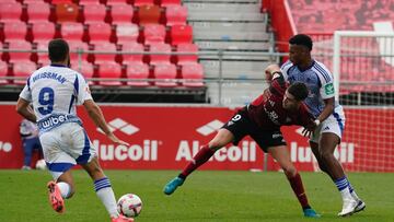 Panichelli protege el balón ante la presencia de Williams.