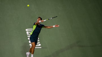 El tenista español Carlos Alcaraz devuelve una bola durante su partido ante Ben Shelton en el Masters 1.000 de Canadá en Toronto.