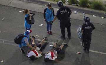 La policia tuvo que intervenir para detener los disturbios que comenzaron en la Plaza del Obelisco.