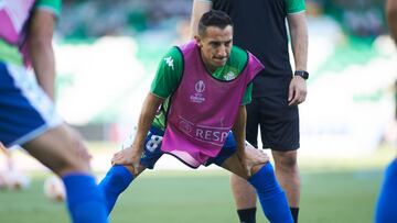 Andr&eacute;s Guardado realiza ejercicios de calentamiento previo a un partido de la Europa League