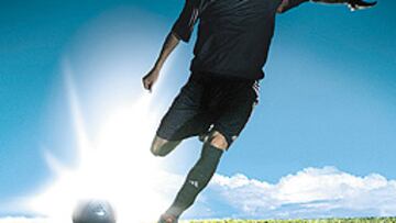 <b>YA TIENE UN LOGO PROPIO</B>. Beckham presentó ayer su logotipo en la sede central de Adidas en Herzogenaurach (Alemania) y renovó su contrato con la marca deportiva hasta 2008. El diseño del logo, que está inspirado en sus lanzamientos de falta, es para Adidas "la fusión de dos las marcas más poderosas que hay en el mundo del deporte".