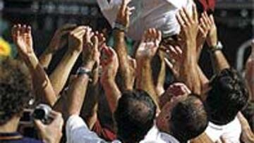 <b>FELIZ MANTEO.</B> Moyá es lanzado al aire tras la victoria que clasificó a España para la final.