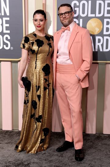 Seth Rogen y Lauren Miller posan en la alfombra roja.