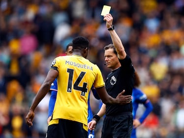 Víctima de la desesperación, Mosquera se ganaba la cartulina amarilla tras una dura entrada sobre Moisés Caicedo