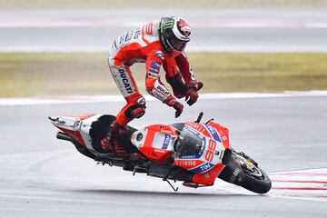 Jorge Lorenzo se cae cuando lideraba la carrera.