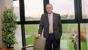 12.12.00.GIJON.JUAN ARANGO, PRESIDENTE DEL SPORTING DE GIJON,EN SU DESPACHO DE MAREO.ELOY ALONSO.©
PUBLICADA 13/07/01 NA MA17 1COL