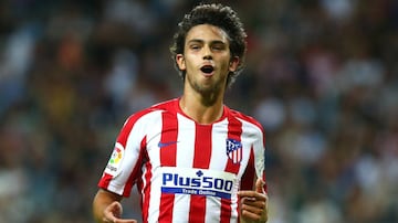 Joao Félix fue la gran contratación del mercado de pases en Europa. Atlético de Madrid desembolsó por el joven jugador 126 millones de euros, convirtiéndose en el fichaje más caro en la historia del club 'colchonero' y uno de los más caros de la historia. El portugués sorprendió a todos con su gran talento en Benfica, disputó 43 partidos y anotó 20 goles. El pasado 5 de junio tuvo su debut oficial con la Selección absoluta de Portugal en las semifinales de la Liga de Naciones de la UEFA ante Suiza.