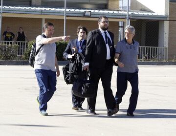 ?ngel Mar¨ªa Villar y su hijo Gorka saliendo de la prisi¨®n de Soto del Real.