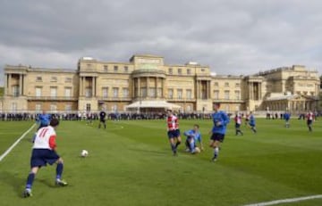 Partido entre los clubes de aficionados Polytechnic FC (azul) y el Civil Service FC en los jardines del Buckingham Palace.