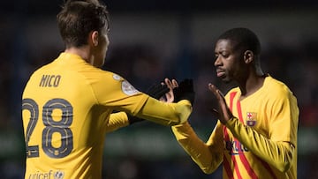 Dembélé se felicita con Nico después del empate a uno en Linares.