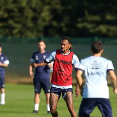 Giráldez podrá elegir centrales en Bilbao