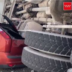 Una hormigonera vuelca sobre un turismo en la A-3